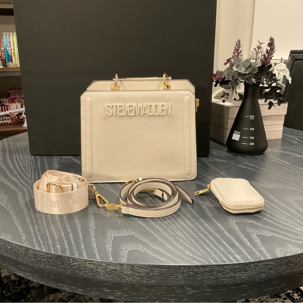 Steve Madden Evelyn bag in White.